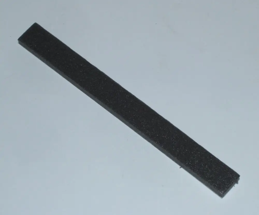 Schwarzes, flaches Dichtungsmaterial aus Schaumstoff, geeignet für Anwendungen im Bereich Heizung und Klimatechnik, hergestellt von Daikin.